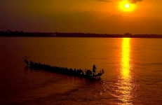 © Martina Miethig, Laos, Mekong, Ruderfest beim Sonnenuntergang