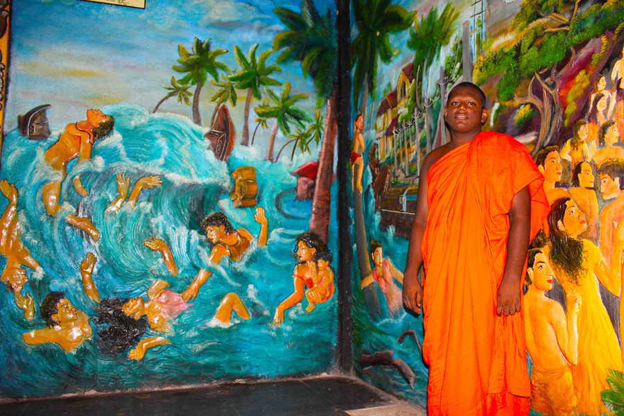 © Martina Miethig, Sri Lanka, Bentota Tempel, Mönch vor Tsunami Wandbild